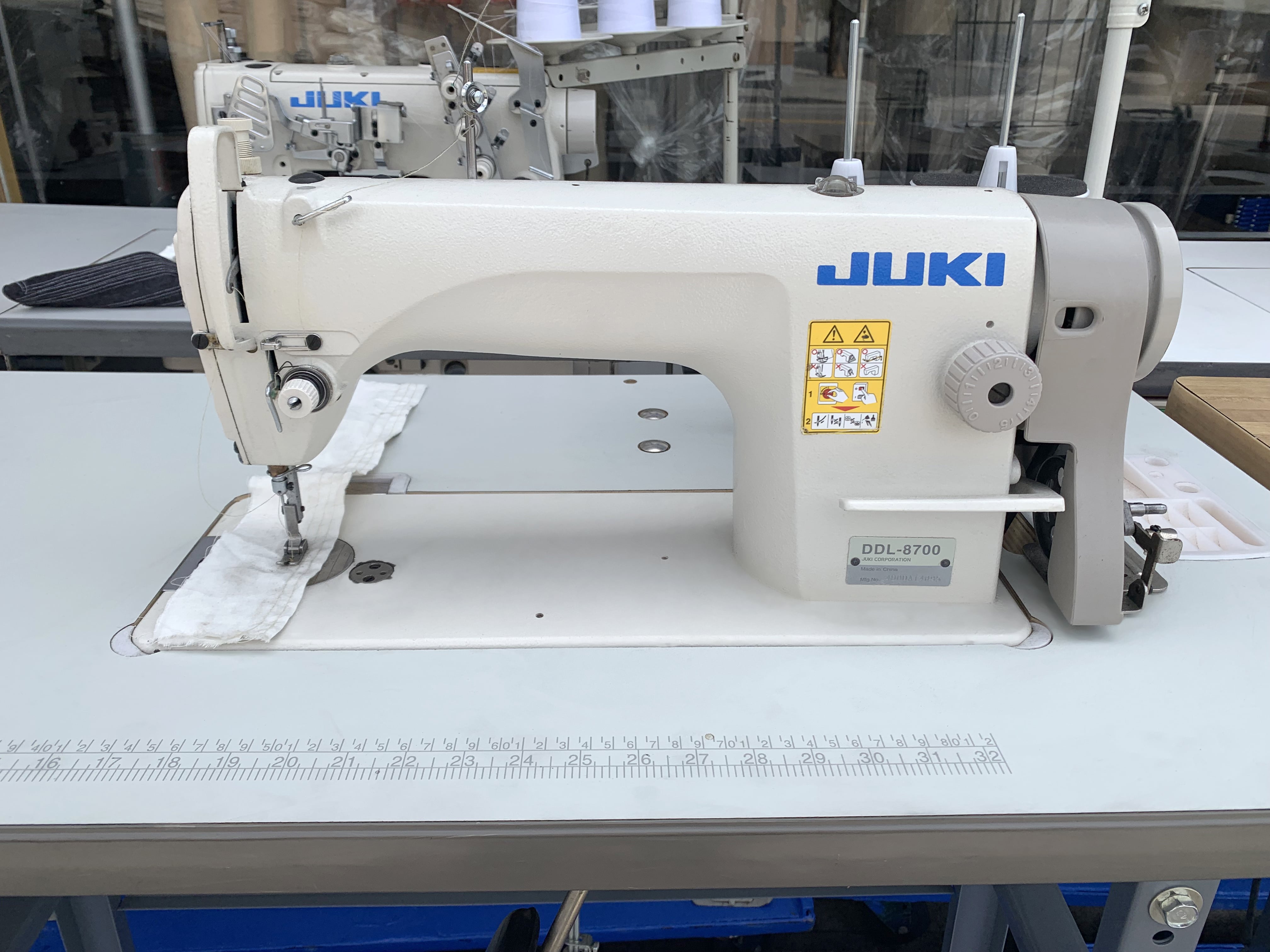 Промышленная машинка juki. Швейная машинка Juki DDL 8700. Джуки ДДЛ 8700. Промышленная машинка Джуки 8700. DDL-8700«Джуки».